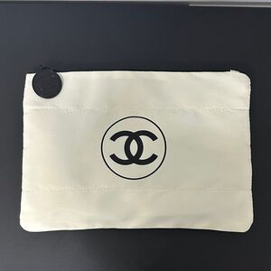 Set of 2 Toiletry and Logo Dust Bags in Cream and Black. Brand new.
